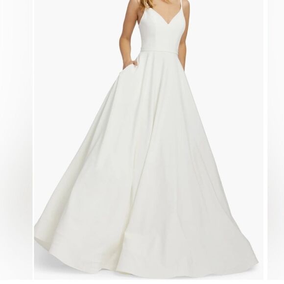 Mac Duggal NWT 48855 CLASSIC A-LINE V-NECK BALLGOWN in White Size 12 - Picture 2 of 10